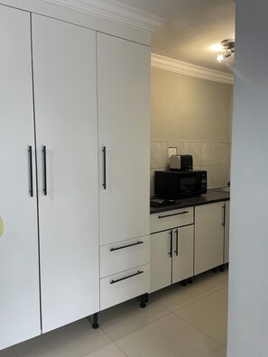 Microones, placa de cuina i utensilis de cuina, vaixella i coberteria