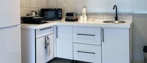 Microwave, stovetop, cookware/dishes/utensils