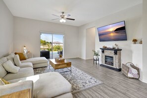 Una Smart TV, una chimenea