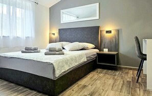 4 bedrooms, iron/ironing board, WiFi, bed sheets