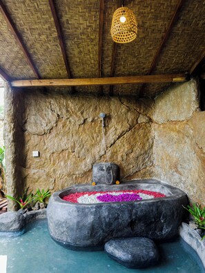 Separate tub and shower, free toiletries, soap, shampoo - Royal Kemala Villa (Sebatu)