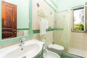 Shower, hair dryer, towels - Bed and Breakfast 'Terra' with Sea View, Shared Pool and Wi-Fi (Calatabiano)