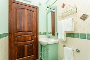 Douche, sĂšche-cheveux, serviettes fournies