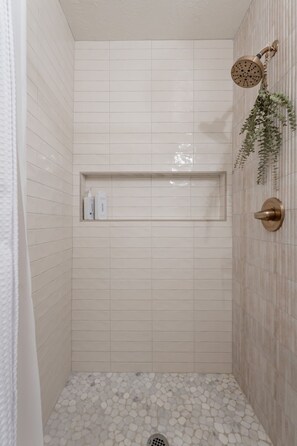 Douche, séchoir à cheveux, serviettes fournies