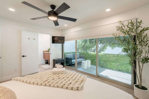 3 bedrooms, iron/ironing board, WiFi, bed sheets - Old Town Living • Walk to Dining, Bars & Fun (Scottsdale)