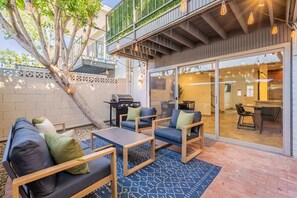 Outdoor dining - Old Town Living • Walk to Dining, Bars & Fun (Scottsdale)