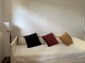 Een strijkplank/strijkijzer, wifi, beddengoed
