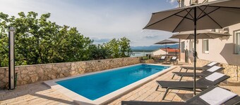Apartment TRIES 1 – Modern Holiday Apartment with Heated Pool and Beautiful Sea View
