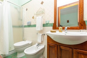 Douche, sĂšche-cheveux, serviettes fournies