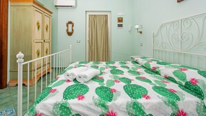 A bedroom with a bed, a wardrobe, a door, and a wall-mounted air conditioner. - Bed and Breakfast 'Luna' with Sea View, Shared Pool and Wi-Fi (Calatabiano)