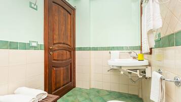 Suihku, hiustenkuivaaja, pyyhkeet