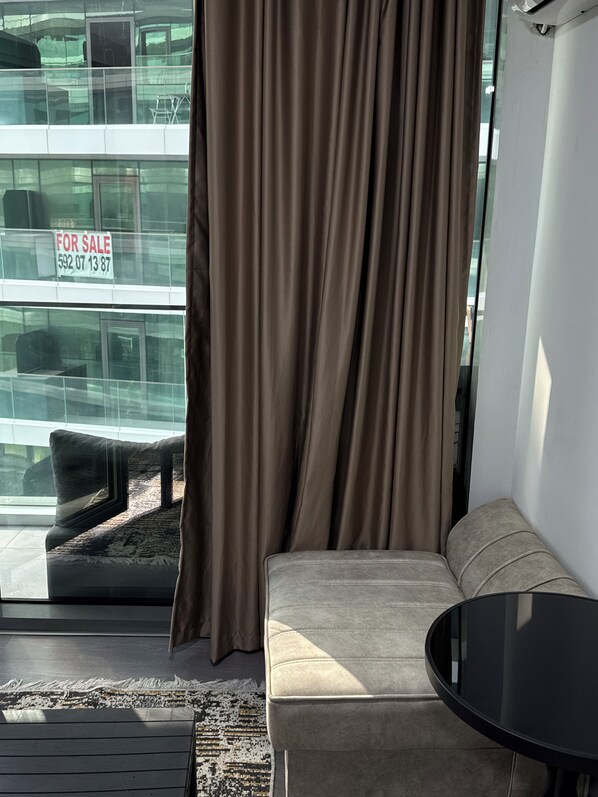 Apartment, 1 Bedroom, Accessible, Smoking | Living room