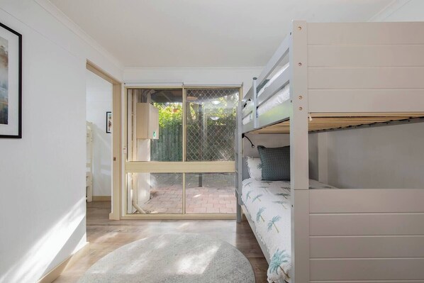 5 slaapkamers, een bureau, een strijkplank/strijkijzer, reisbedje