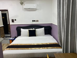 Bureau, espace de travail pour ordinateur portable