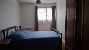 4 habitaciones, tabla de planchar con plancha, wifi y ropa de cama