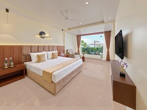 Azalea Room | Desk, free WiFi, bed sheets