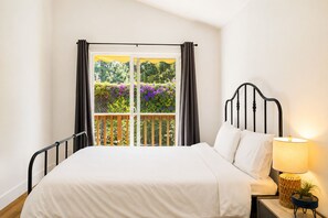 3 bedrooms, iron/ironing board, free WiFi, bed sheets - Walk To Beach, Surfing, Mins 2 Restaurants & Shops (Oxnard)
