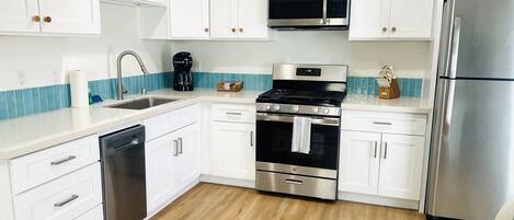 Réfrigérateur, four à micro-ondes, un four, surface de cuisson