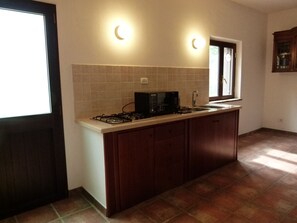 Departamento, vista a la colina | Cocina privada | Refrigerador, microondas, parrilla de estufa y cafetera de espresso