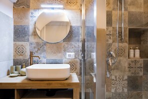 Shower, hair dryer, bidet, towels