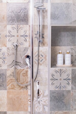 Doccia, asciugacapelli, bidet, asciugamani