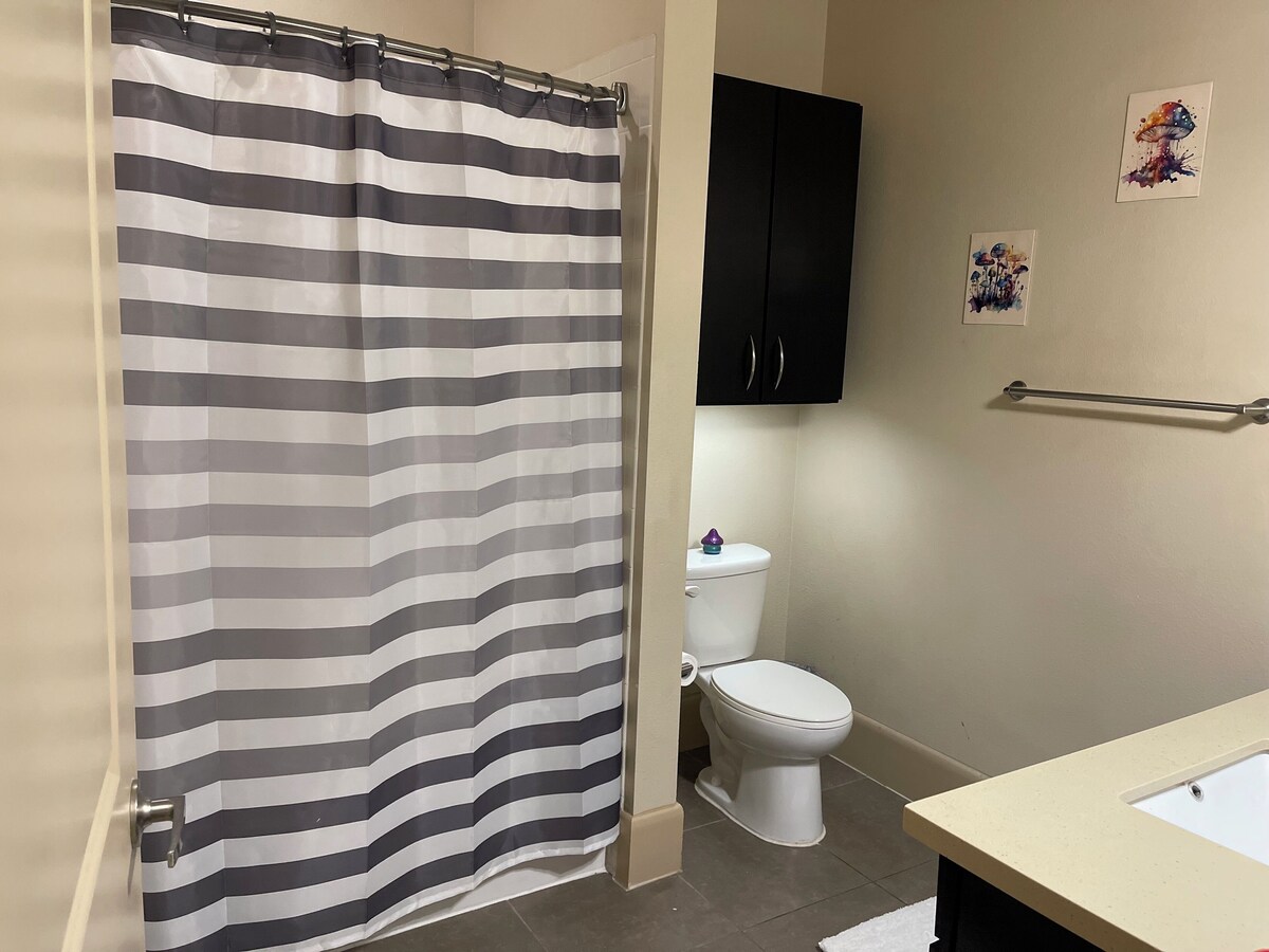 Photo 2 of Cozy 1-Bedroom Apartment in Terrific Midtown Houston near Galleria and Downtown!
