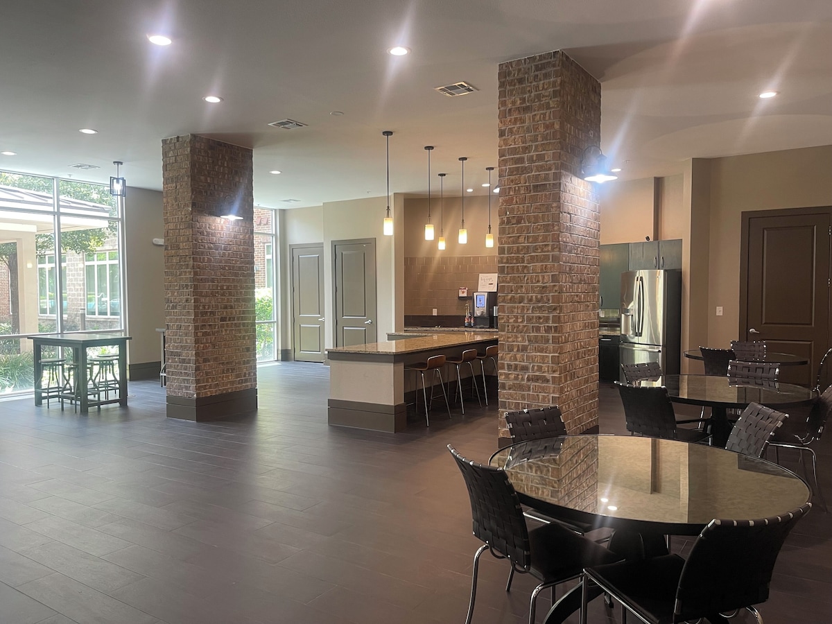 Photo 10 of Cozy 1-Bedroom Apartment in Terrific Midtown Houston near Galleria and Downtown!