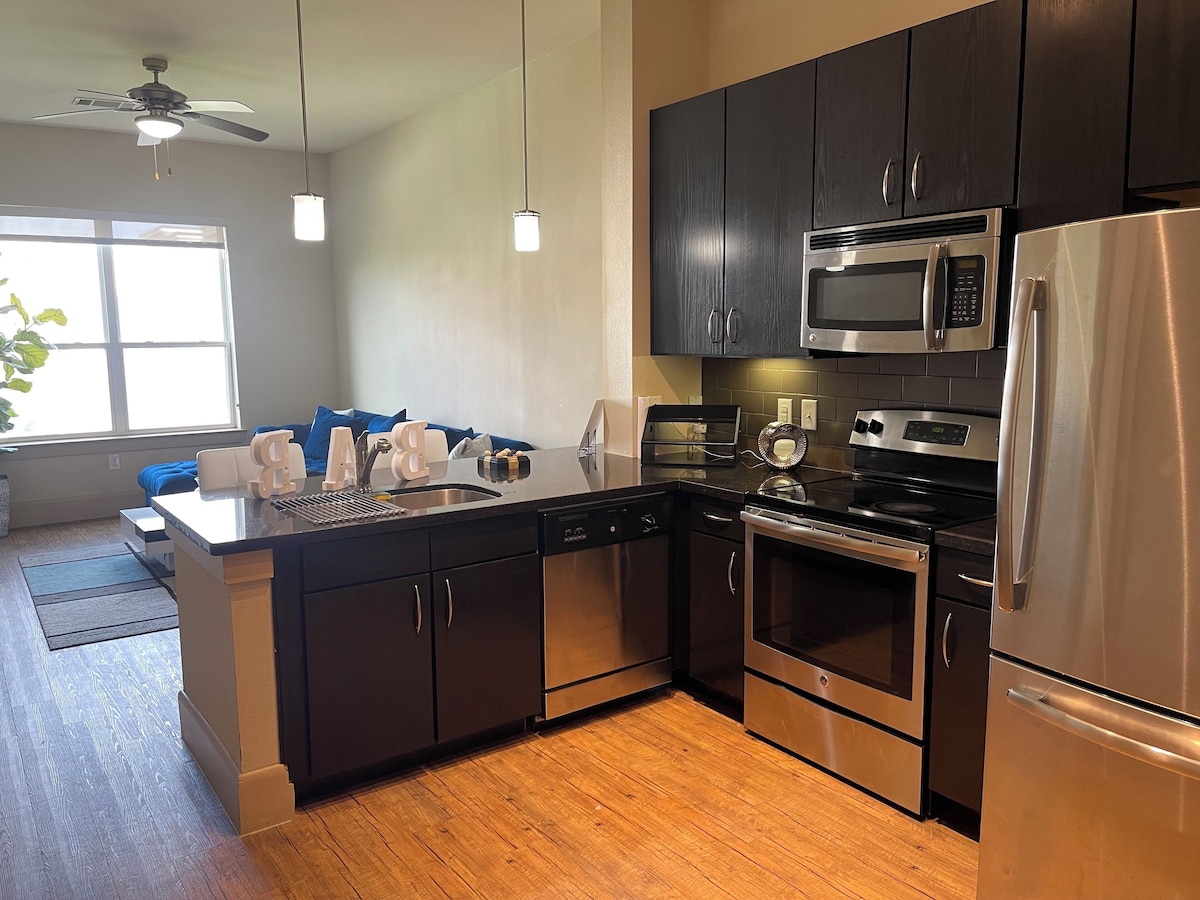 Photo 3 of Cozy 1-Bedroom Apartment in Terrific Midtown Houston near Galleria and Downtown!