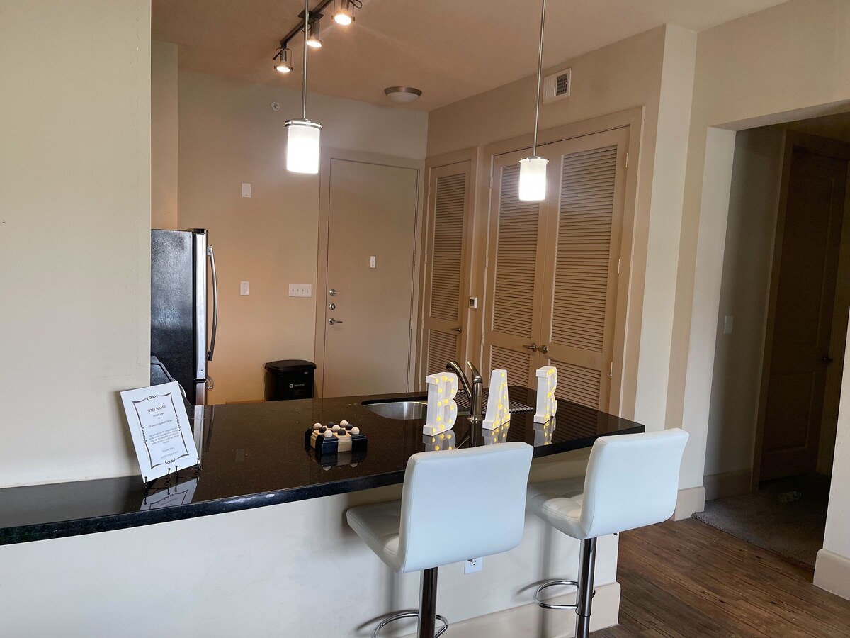 Photo 11 of Cozy 1-Bedroom Apartment in Terrific Midtown Houston near Galleria and Downtown!