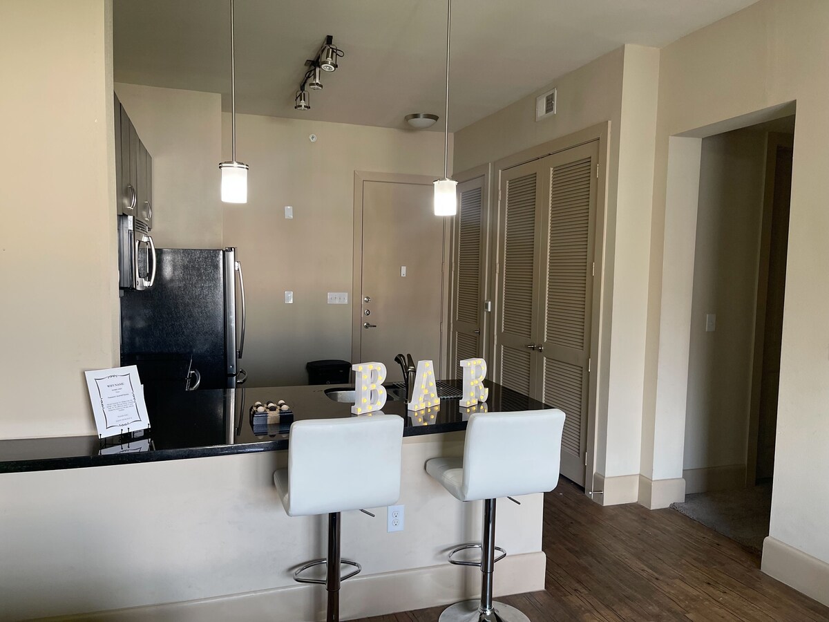 Photo 13 of Cozy 1-Bedroom Apartment in Terrific Midtown Houston near Galleria and Downtown!