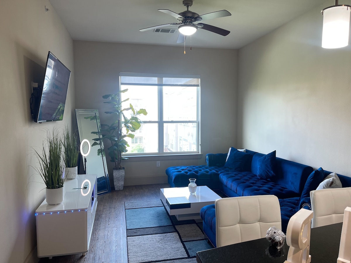Photo 5 of Cozy 1-Bedroom Apartment in Terrific Midtown Houston near Galleria and Downtown!