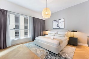 Een strijkplank/strijkijzer, wifi, beddengoed