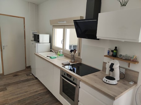 Fridge, microwave, oven, dishwasher. Refined apartment in the center of Beaupreau