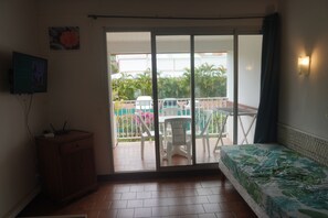 Interior - Apartment Mimosa (500 m from the Pointe Marin BEACH, with SWIMMING POOL) (Sainte-Anne)