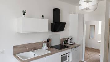 Fridge, microwave, dishwasher, coffee/tea maker