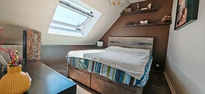 Tabla de planchar con plancha, wifi y ropa de cama 