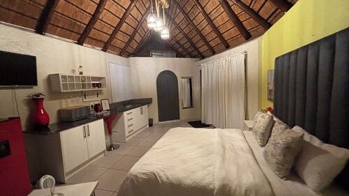 Stylish and modern 4 private bedrooms with 4 private bathrooms with WiFi