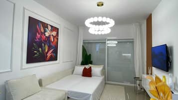 Tabla de planchar con plancha, wifi, ropa de cama