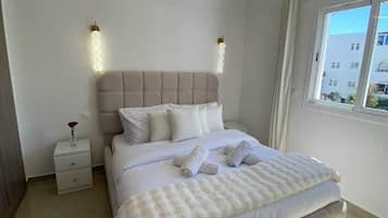 Tabla de planchar con plancha, wifi, ropa de cama
