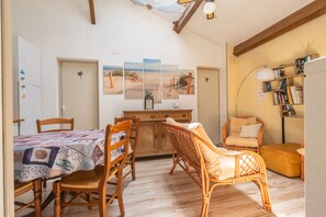 Interior - Guest Room 'Coup De Cœur' with Shared Terrace, Private Garden, and Wi-Fi (Marennes-Hiers-Brouage)