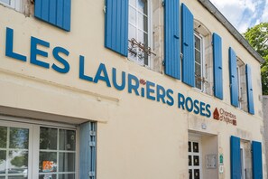 Exterior detail - Guest Room 'Coup De Cœur' with Shared Terrace, Private Garden, and Wi-Fi (Marennes-Hiers-Brouage)