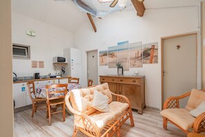 Living area - Guest Room 'Coup De Cœur' with Shared Terrace, Private Garden, and Wi-Fi (Marennes-Hiers-Brouage)