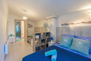 1 dormitorio, tabla de planchar con plancha, wifi y ropa de cama