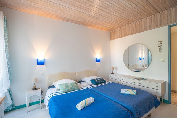 Iron/ironing board, WiFi, bed sheets