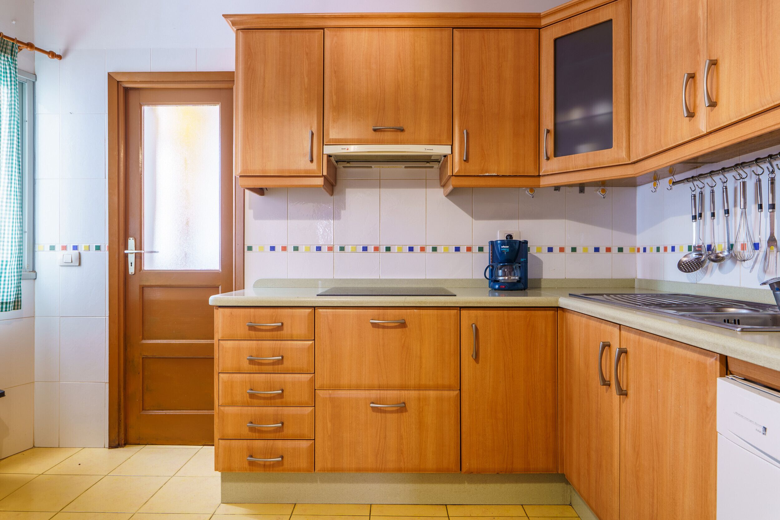 Een koelkast, een microgolfoven, een oven, een vaatwasser