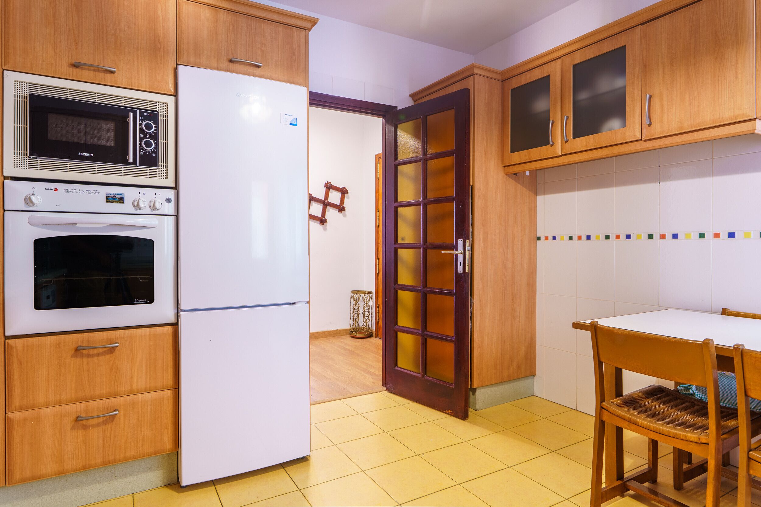 Een koelkast, een magnetron, een oven, een vaatwasser