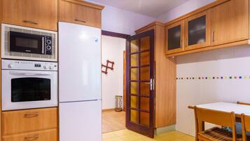 Een koelkast, een magnetron, een oven, een vaatwasser