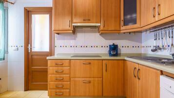 Een koelkast, een magnetron, een oven, een vaatwasser