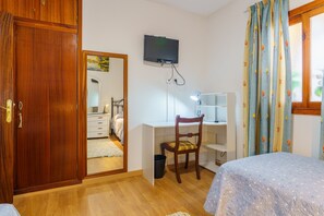 1 habitación, tabla de planchar con plancha, wifi gratis y ropa de cama