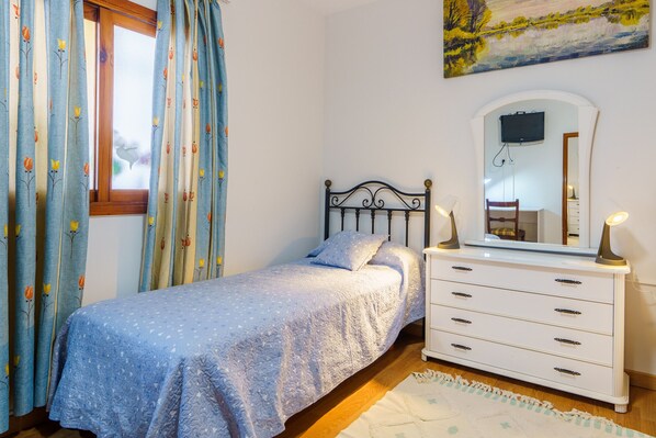 1 slaapkamer, een strijkplank/strijkijzer, gratis wifi, beddengoed